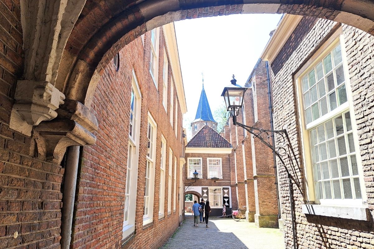 Doorkijkje bij het Prinsenhof in Delft